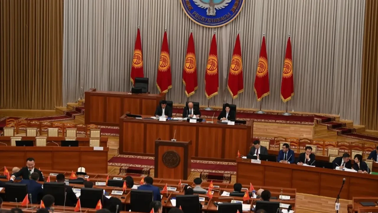 С 1 апреля бюджетникам поднимут зарплаты в Кыргызстане