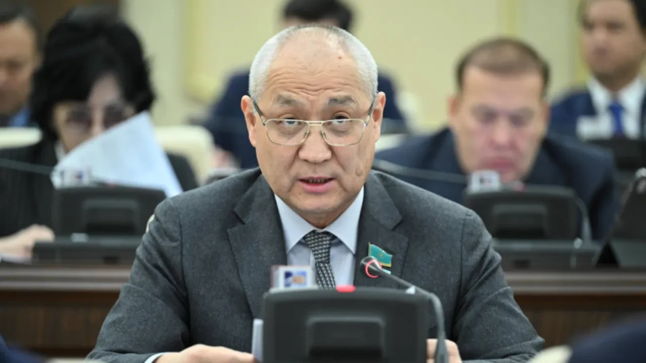 Суд отклонил иск к депутату Жанбыршину за слова “Вы позорище человечества”