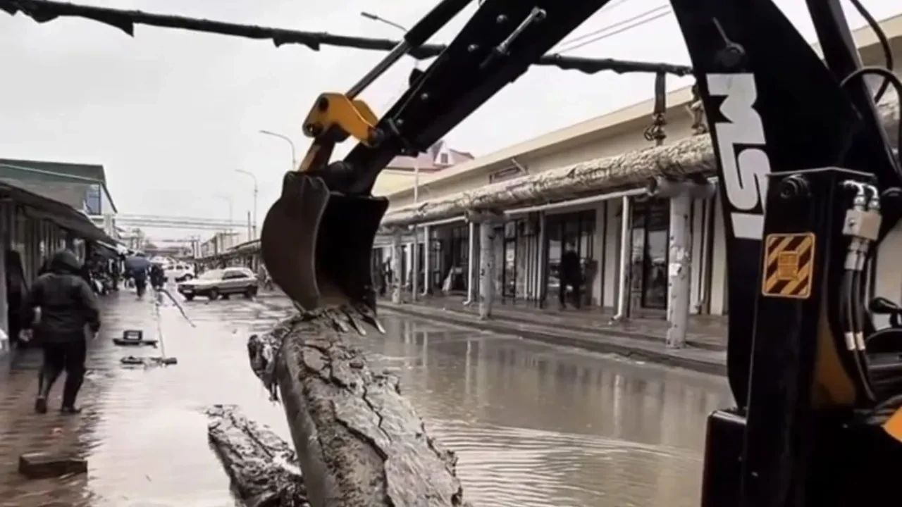 В Кентау мощный ливень затопил улицы