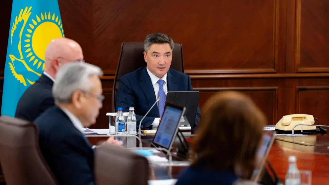 Олжас Бектенов Үкіметте шенеуніктерге қатаң талап қойды