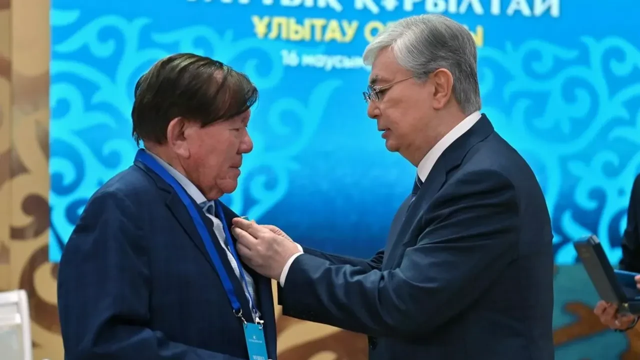 Тоқаев Мұхтар Шахановтың қайтыс болуына байланысты көңіл айтты