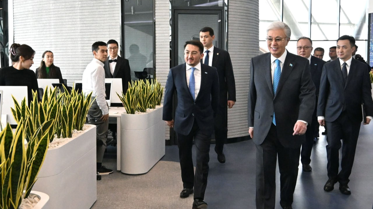 Мұғалімсіз мектеп және ЖИ университеті: Тоқаев технологиялық революцияға жол ашты