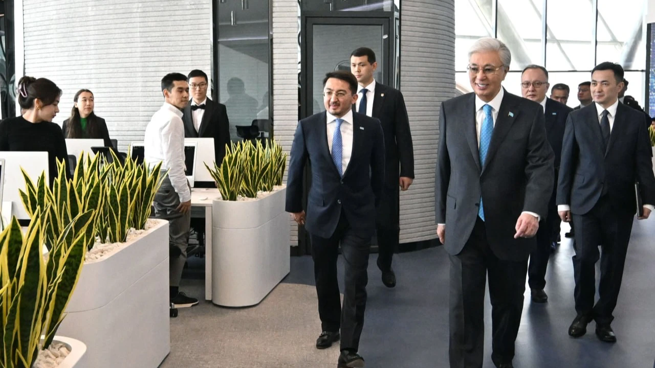 Мұғалімсіз мектеп және ЖИ университеті: Тоқаев технологиялық революцияға жол ашты