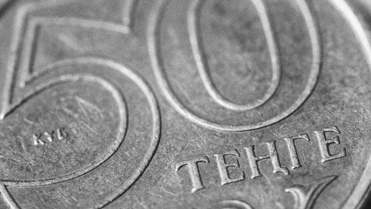 Тенге укрепился на 7% с начала войны в Иране