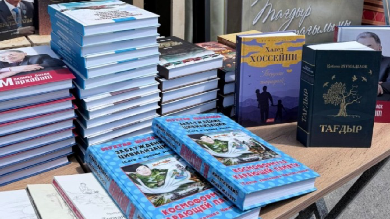 Түркістанда Ұлттық кітап күніне орай «120 кітап – 120 рухани шамшырақ» акциясы өтті
