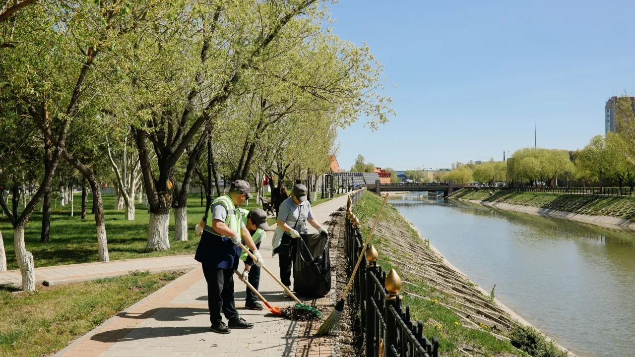 «Мөлдір бұлақ» экологиялық акциясы: Астанада еріктілер бұлақ көздерін қоқыстан арылтты