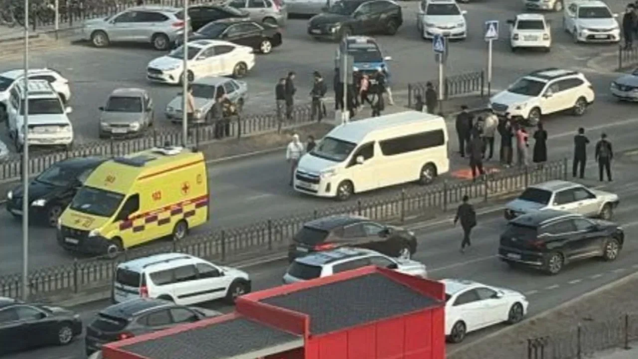 Атырауда мектеп жанында бірінші сынып оқушысы жол апатынан қаза тапты