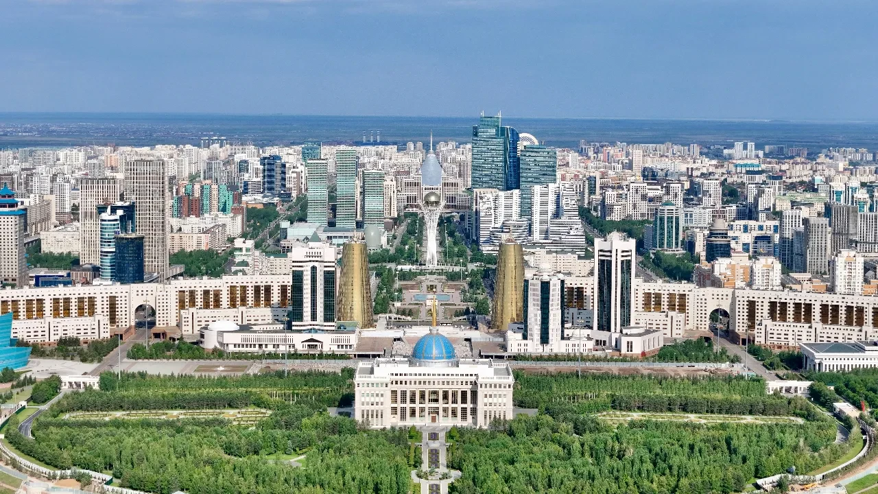 Госслужащим увеличивают зарплаты и отпускные дни