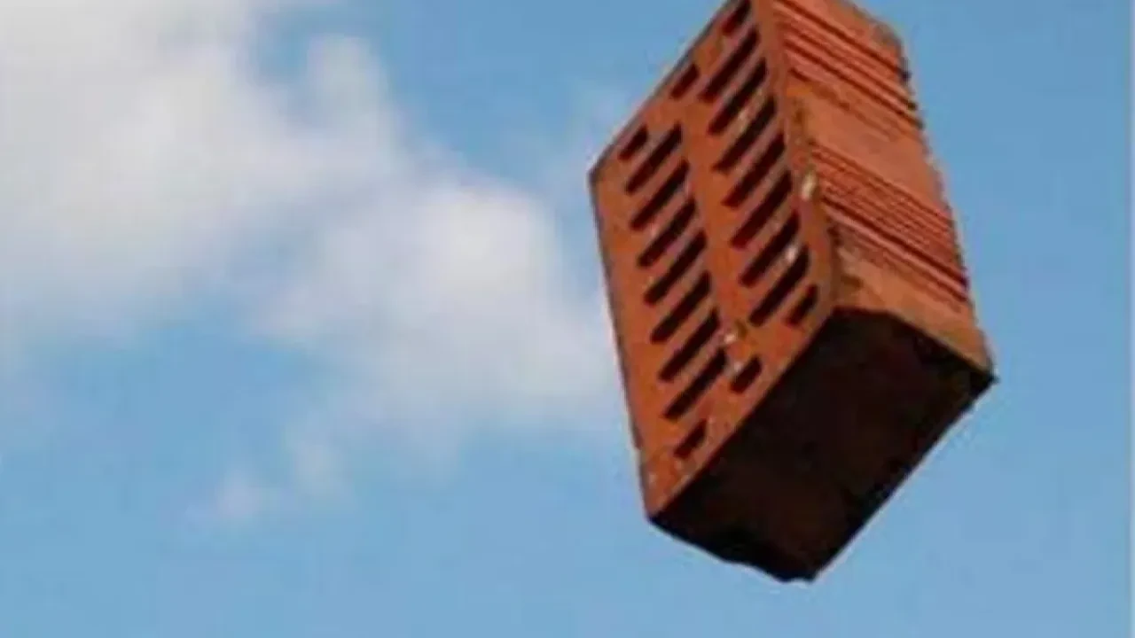 Қарағанды облысында үш жасар баланың басына кірпіш құлады