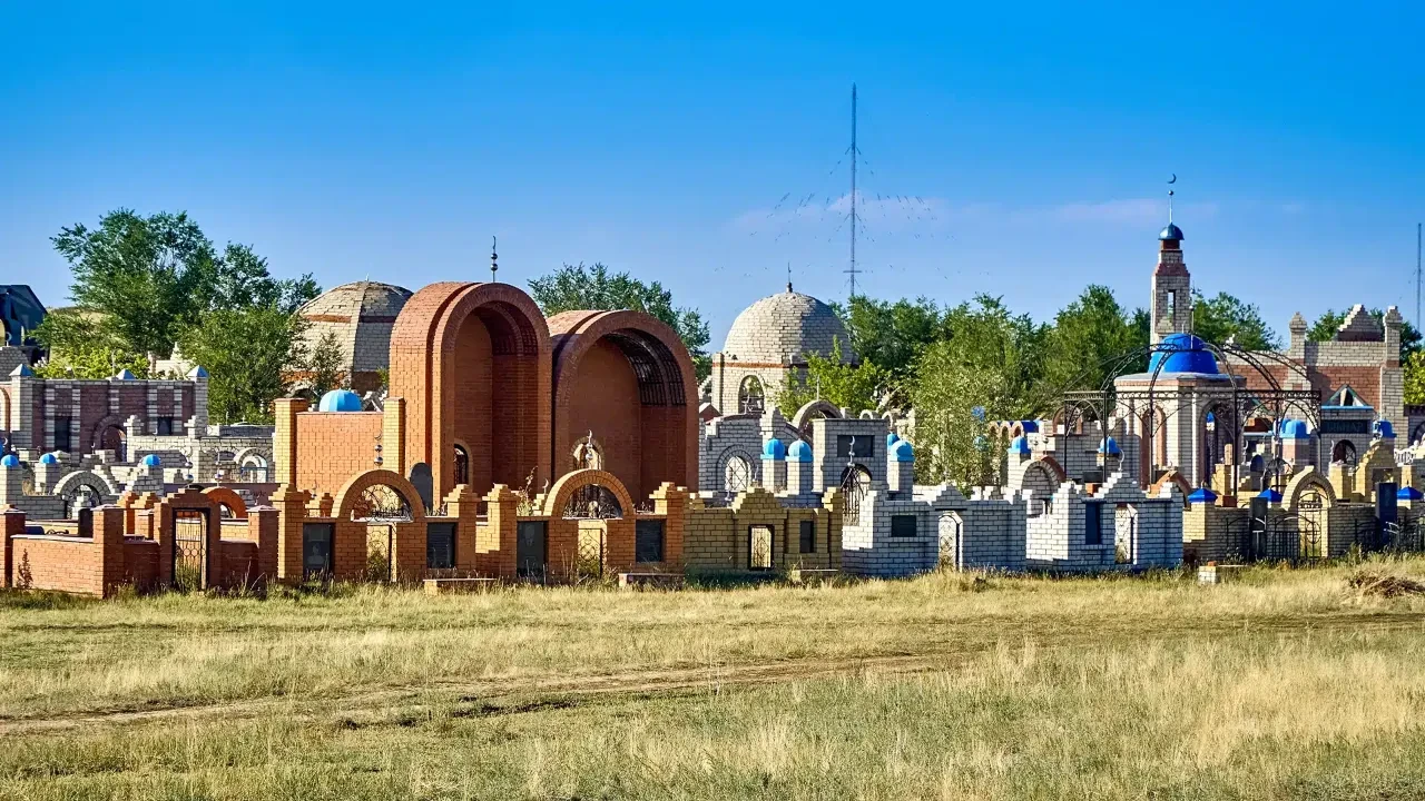 В Алматы на памятниках умерших начали появляться QR-коды