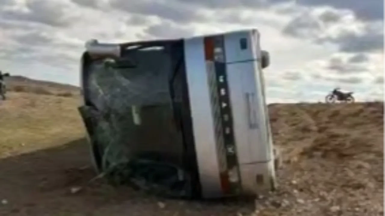 Вахтовый автобус перевернулся в Каркаралинском районе