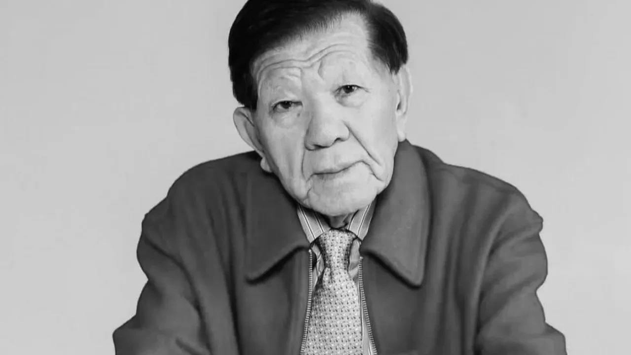 Поэта проводят из театра: как Алматы будет прощаться с Мухтаром Шахановым