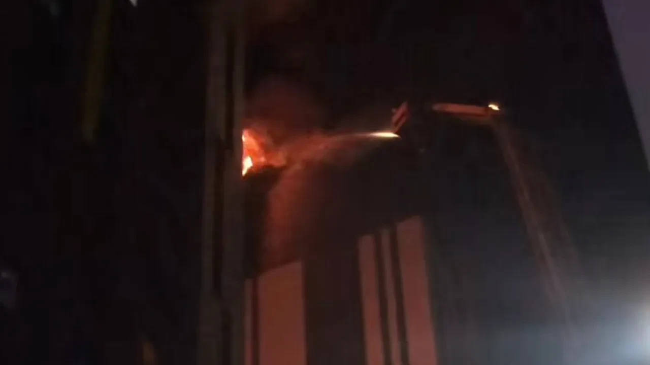 Трое детей погибли в горящей квартире в Астане: спасатели  долго не могли попасть во двор