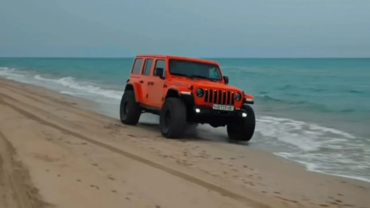 Блогер из Узбекистана ради контента проехался по Каспий на джипе и получил штраф