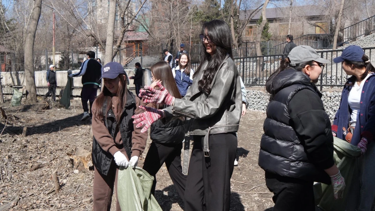 «Таза Қазақстан»: Семейлік ерікті жастар қоршаған ортаны қорғауға үлес қосуда