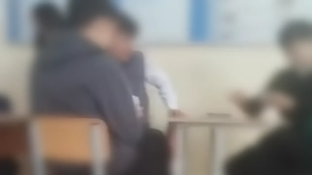 Түркістан облысында оқушылар сабақта карта ойнаған: мектеп директоры жұмыстан қуылды