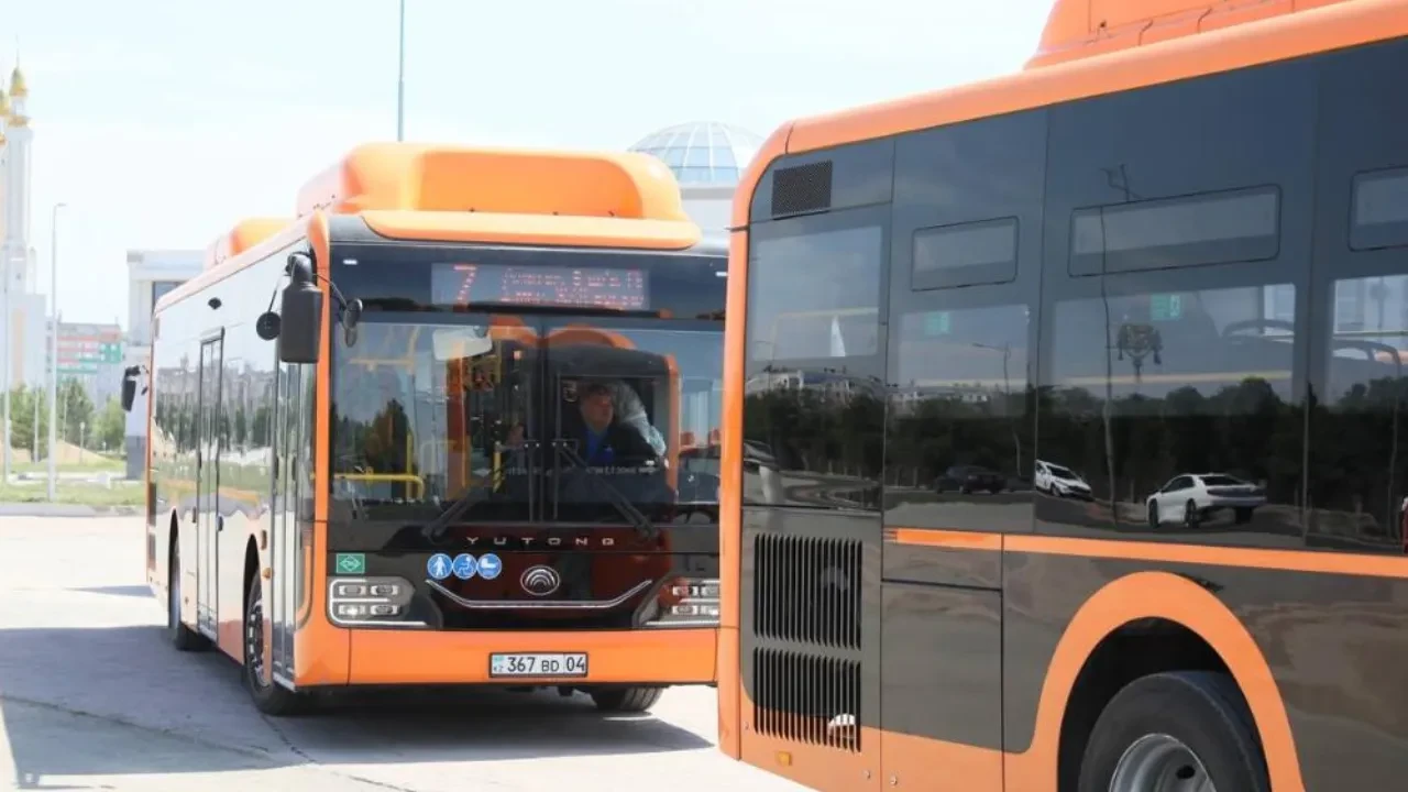 В Актобе автопарк выплатит 2 млн тенге пассажирке, упавшей в автобусе