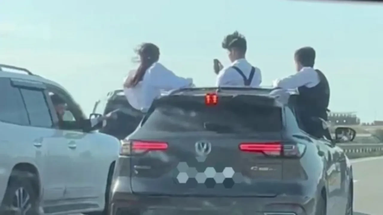 Никаких сборов, ресторанов и кортежей: Минпросвещения запрещает пышные выпускные