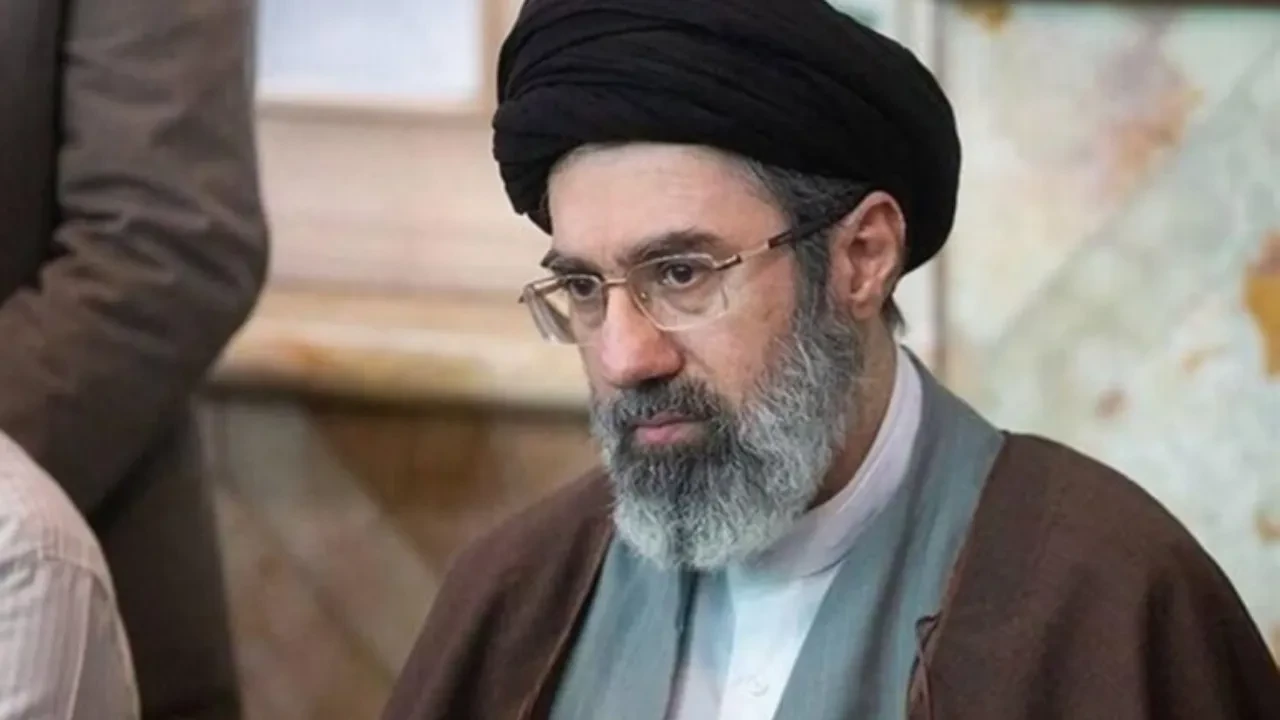 Иранның Жоғарғы көсемі ес-түссіз жатыр