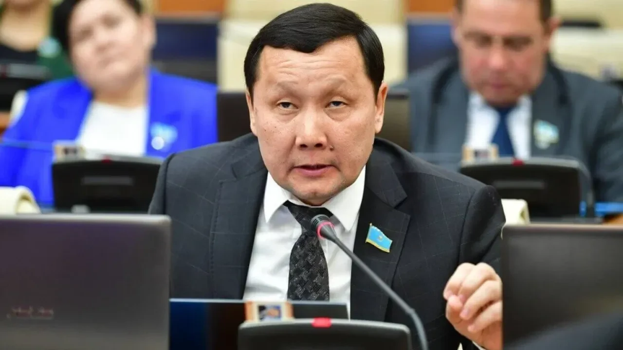 Депутат Абзал Куспан раскритиковал медлительность пожарных на месте трагедии в Астаны