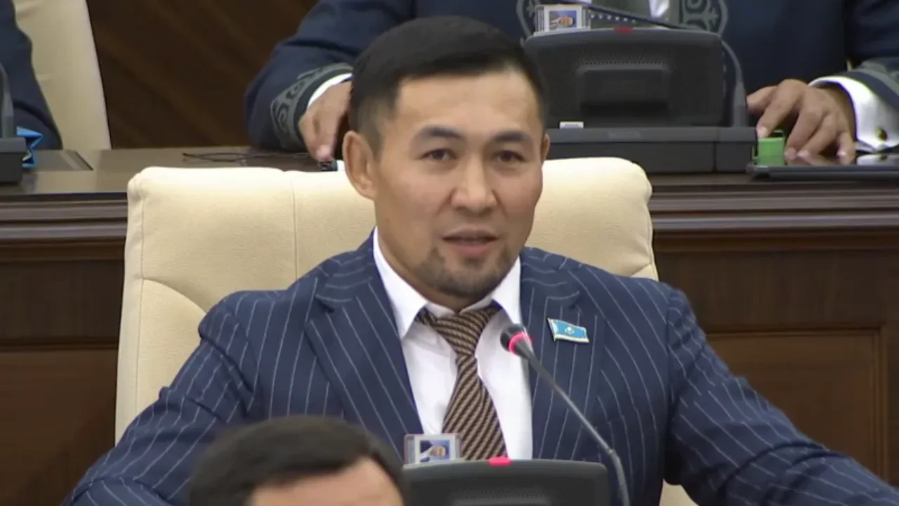 Құрылтай депутаттарына жаңа талап: Жеке мәселені мінберден айтуға болмайды