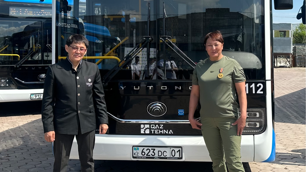 55 жастағы ұстаз Айгүл Ержанова 13,5 тонналық автобусты сүйреп, әлем рекордын жаңартты