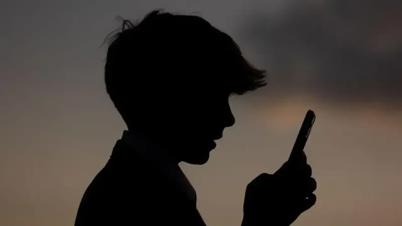 Жасөспірімдерге әлеуметтік желіге кіруге тыйым салына ма: заң жобасы жаңа Парламентте қаралмақ