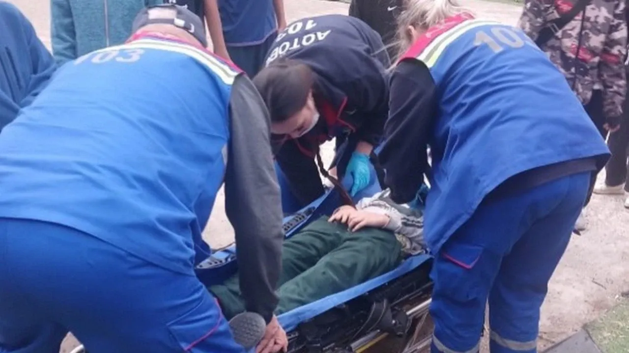 Школьник оказался под незакрепленными футбольными воротами в Актобе