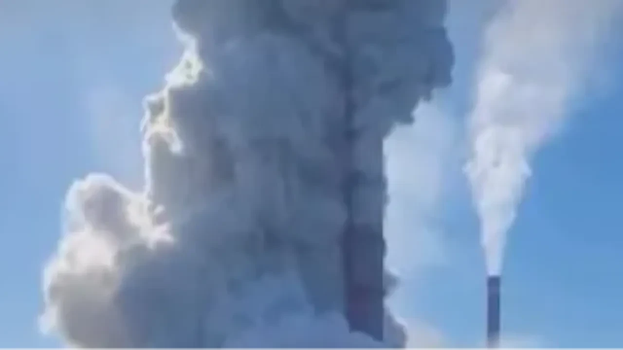 Өскемендегі зауытта жойқын жарылыс: ғимарат қирап, өрт шықты