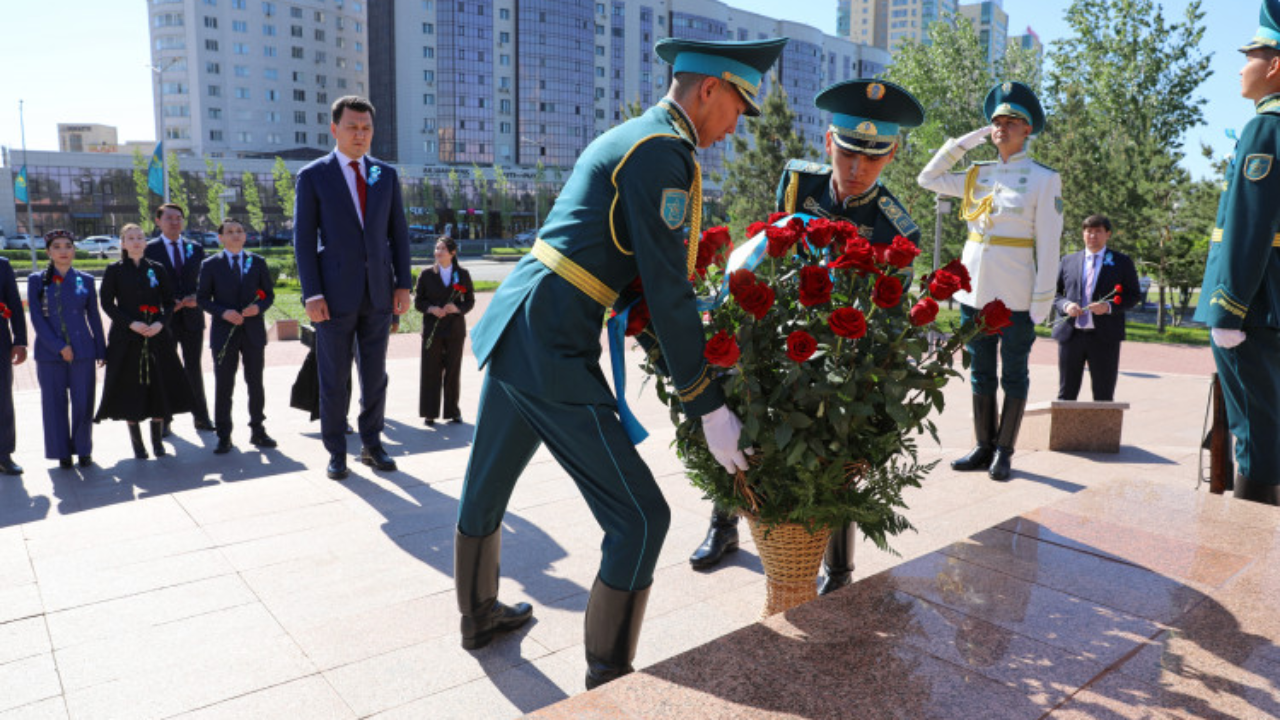 Жеңіс күні қарсаңында Бауыржан Момышұлының рухына тағзым жасалды