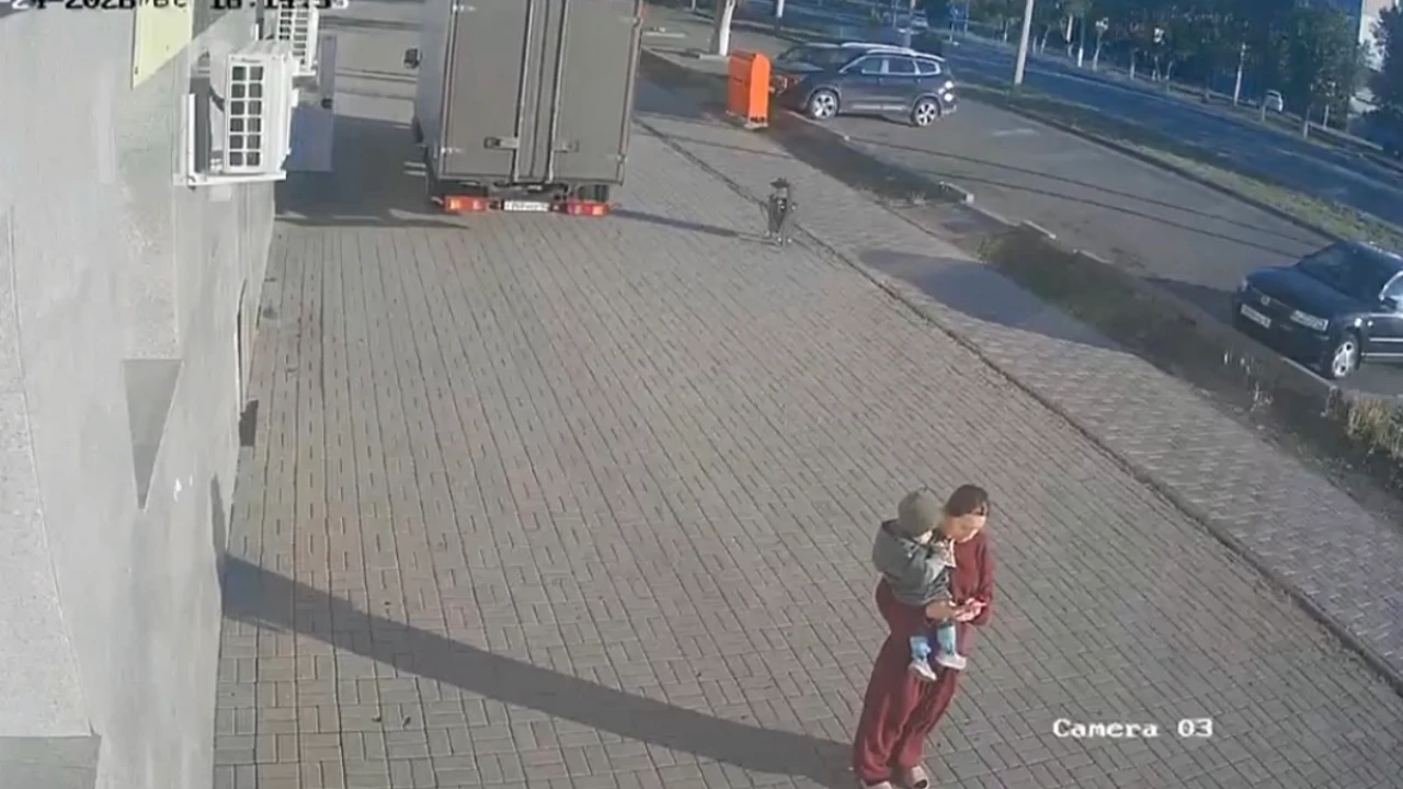 В Экибастузе грузовик сбил мать с ребенком на руках