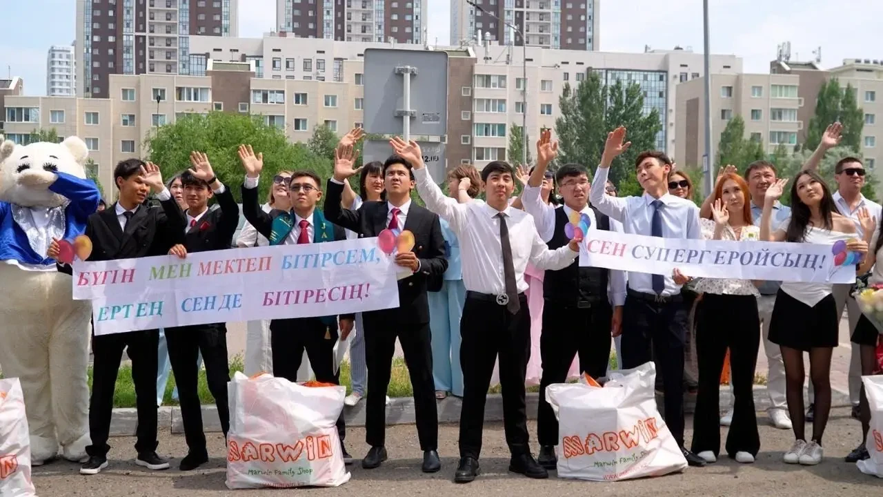 Астаналық түлектер мектеп бітіру кешін қайырымдылық акциясына арнады
