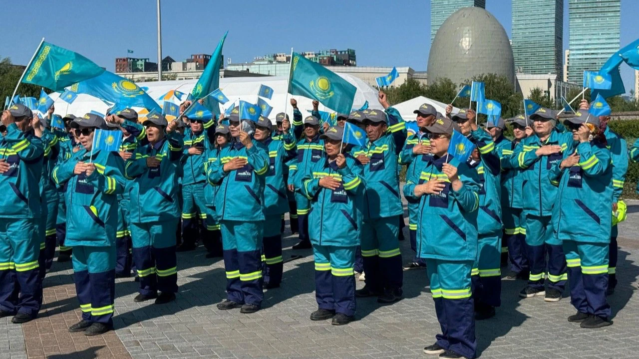 «Таза сана - таза қала»: Елордалық жұмысшылар «Бәйтерек» алаңында Әнұран орындаған сәті