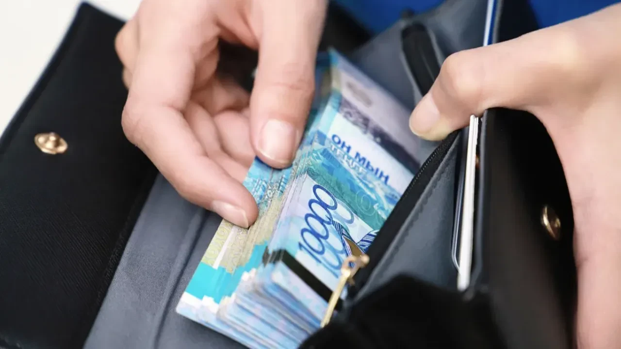Қазақстандықтардың жалақысы қанша болу керек: Еңбек министрі ойын айтты