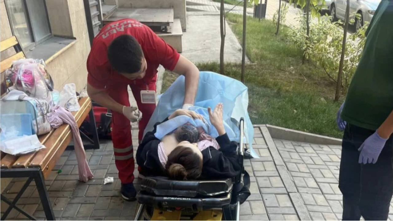 Жительница Алматы родила прямо во дворе