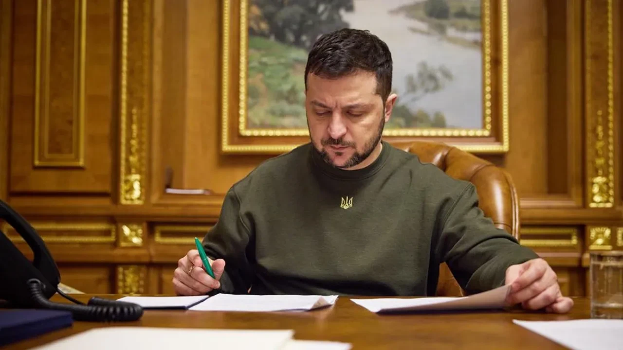 Ресейді соғысты тоқтатуға мәжбүрлейтін жоспар: Зеленский жаңа бұйрыққа қол қойды