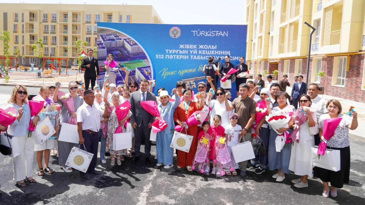 Мемлекеттік рәміздер күні Түркістанда 500-ден астам әлеуметтік осал топ өкілдеріне пәтер кілттері берілді