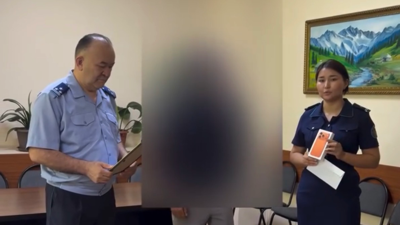 Курьер за помощь полиции получил iPhone 17 и 1 млн тенге