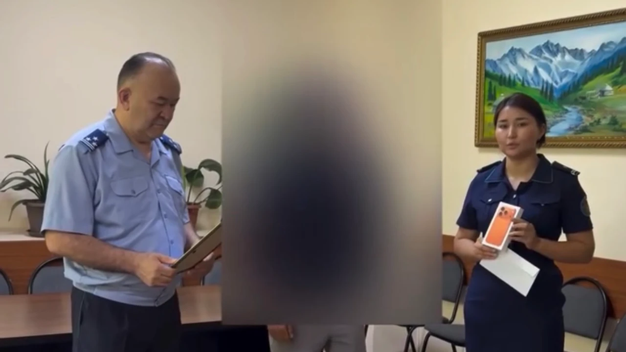 Курьер за помощь полиции получил iPhone 17 и 1 млн тенге