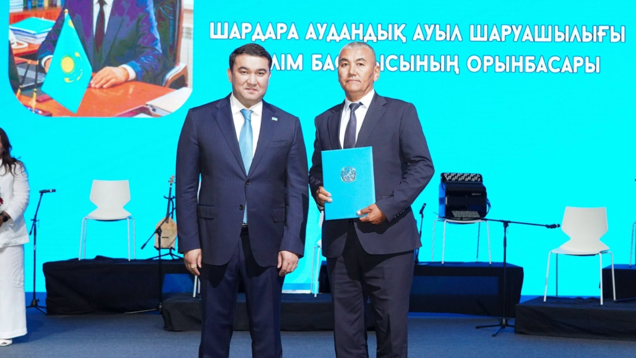Ел дамуына үлес қосқандар: Түркістанда Мемлекеттік қызметшілер күні жоғары деңгейде аталып өтті