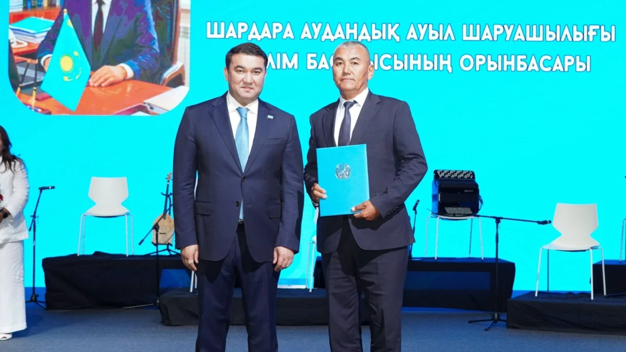 Ел дамуына үлес қосқандар: Түркістанда Мемлекеттік қызметшілер күні жоғары деңгейде аталып өтті