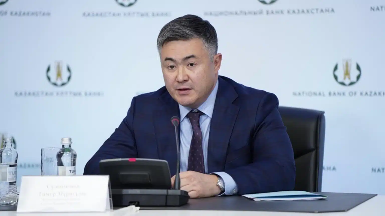 Глава Нацбанка призвал повысить цены на бензин и коммуналку
