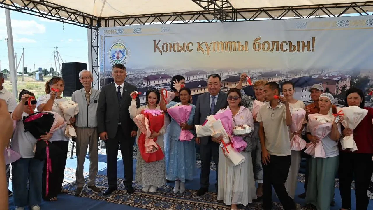 Созақ ауданында Астана күні қарсаңында 25 отбасы жаңа пәтерге ие болды