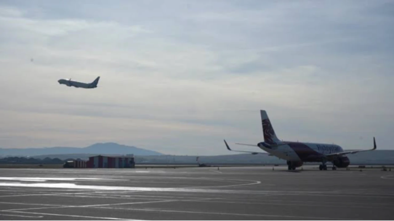 Два самолета FlyArystan не смогли сесть в Шымкенте из-за закрытия полосы