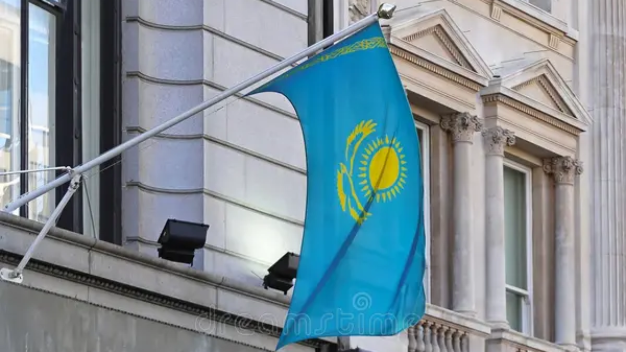 Устанавливать флаг Казахстана на балконах официально разрешили в Правительстве