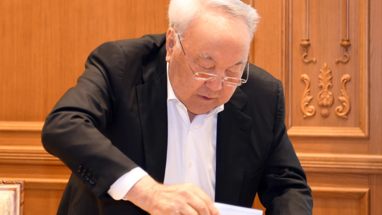 Назарбаев не смог приехать на участок и проголосовал дома