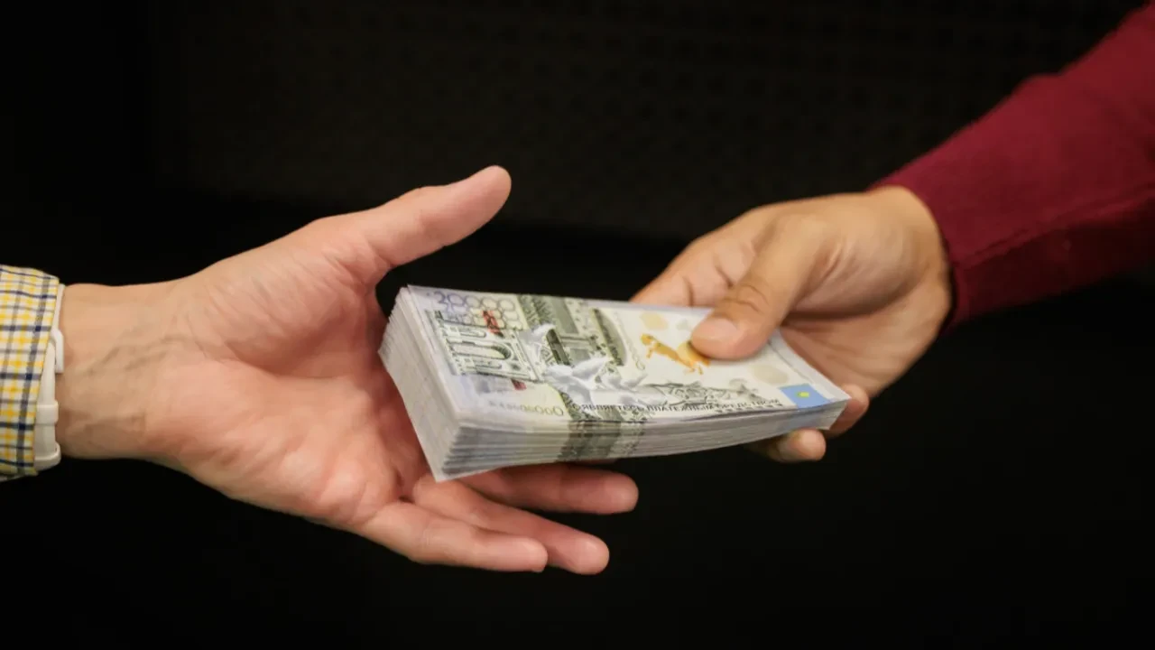 Қаржылық мониторинг агенттігі атын жамылғандар медицина мекемесінің басшысынан ақша бопсалаған
