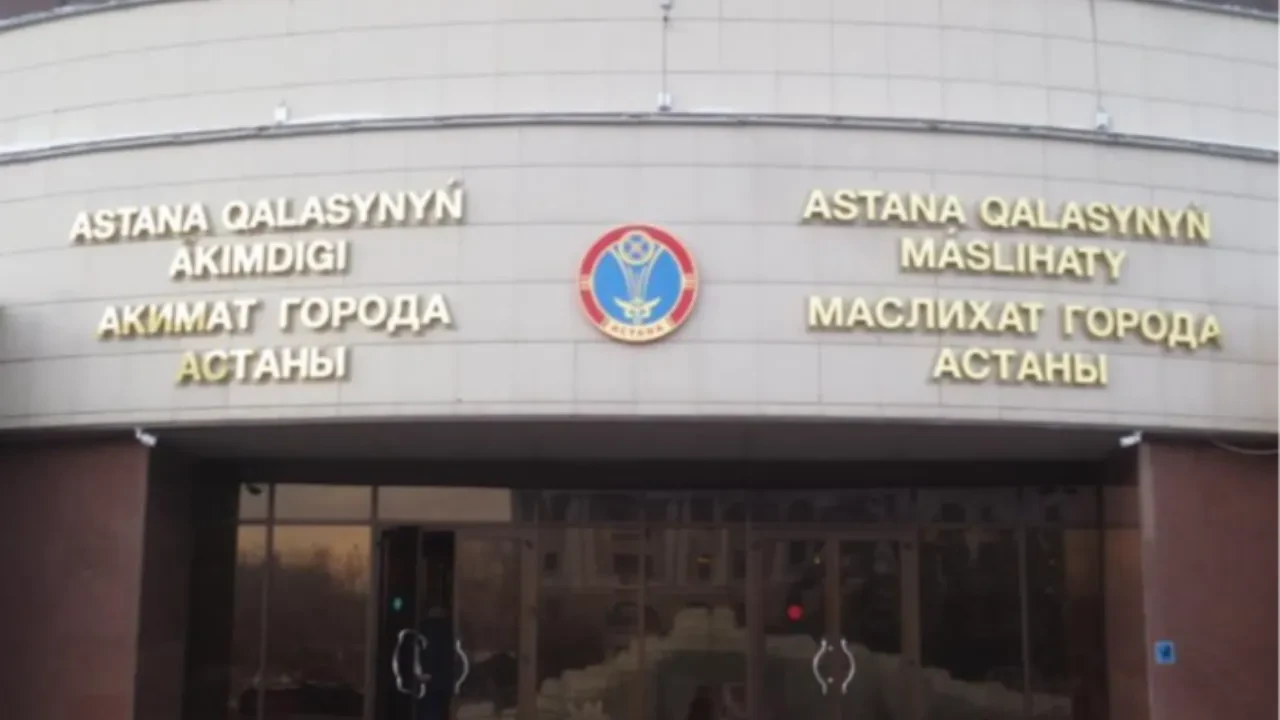 Қазақстанда латын қарпіндегі маңдайшаларға уақытша тыйым салынды: себебі неде?