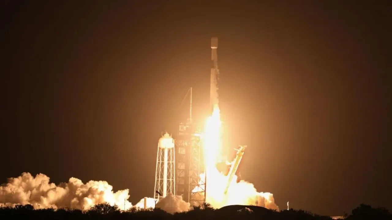 Ғарышта сирек кездесетін оқиға: SpaceX зымыраны Айға соғылады