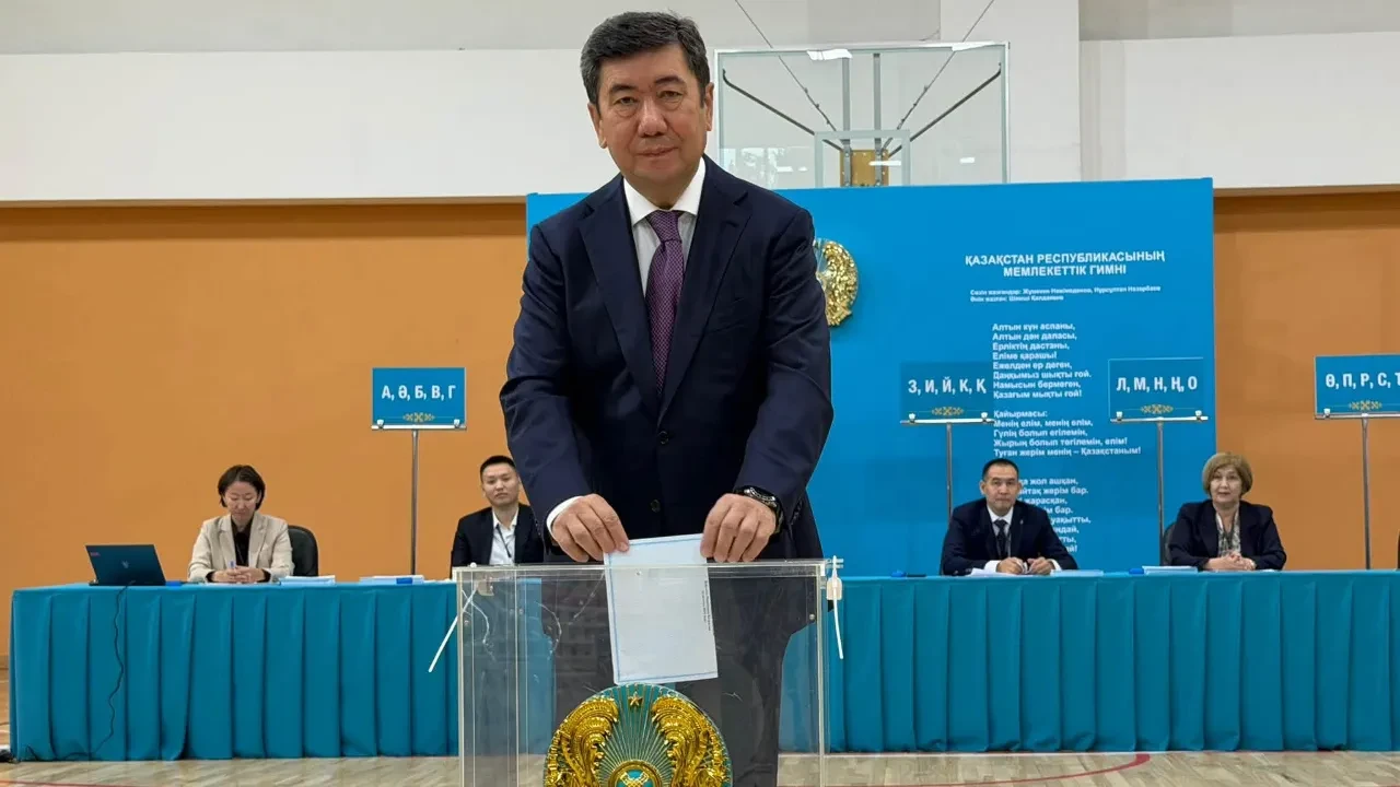 «Еліміз үшін тарихи күн»: Ерлан Қошанов дауыс берді